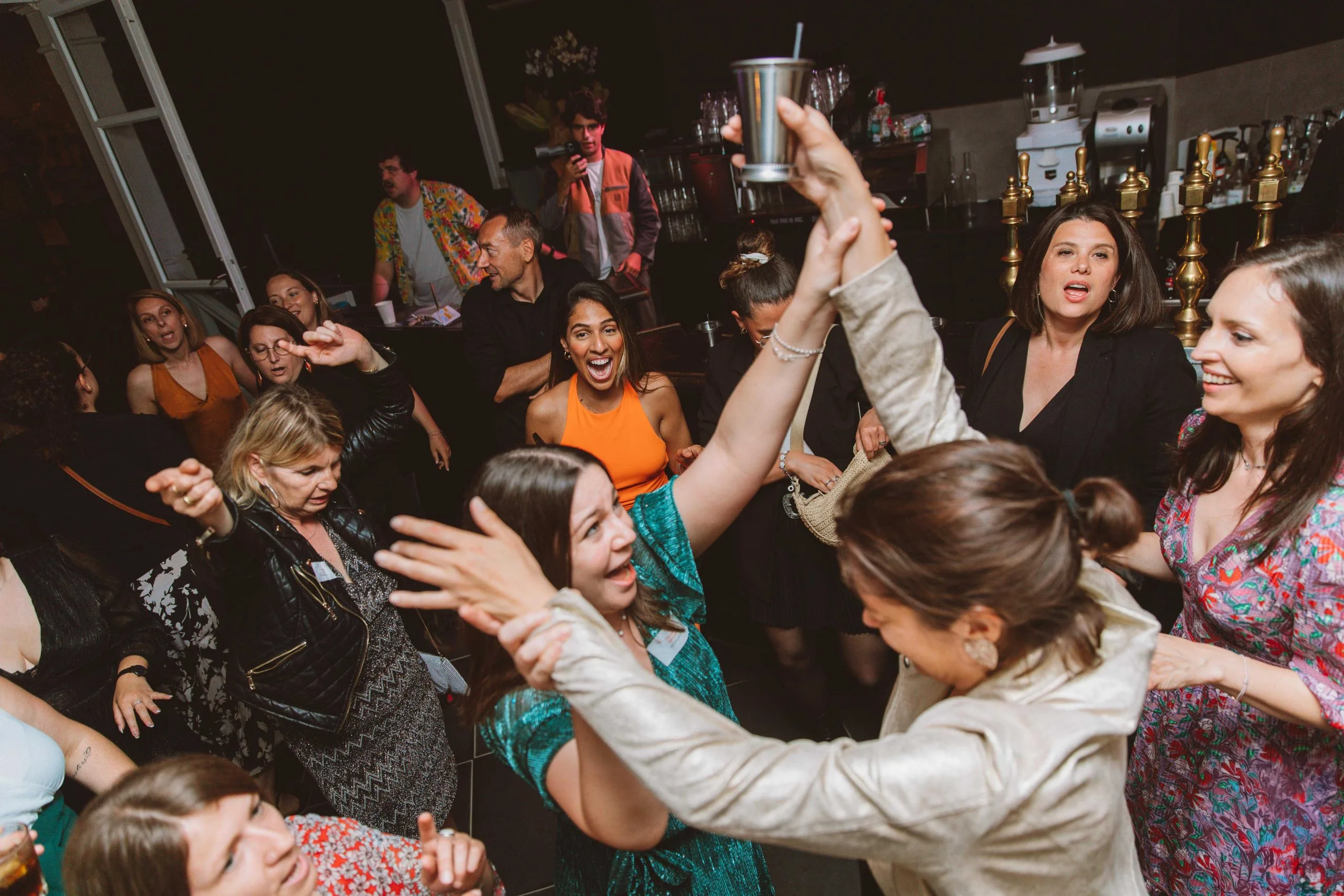 Participants pendant une soirée dansante