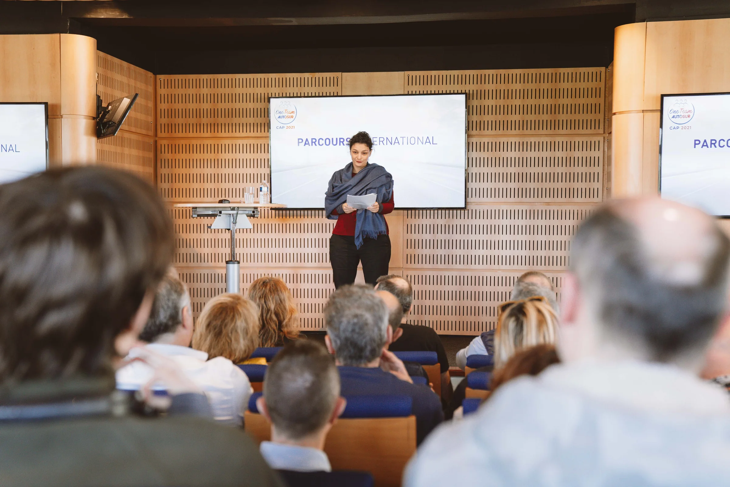 Présentation devant des participants réunis en auditorium