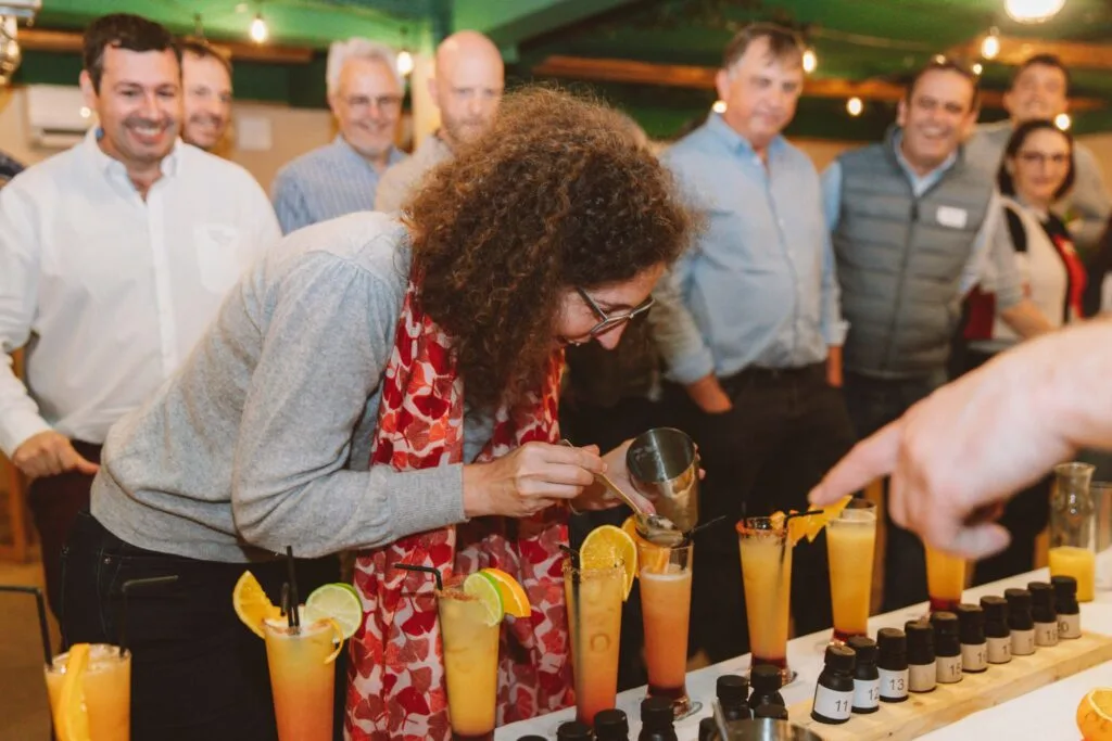 Participants réunis autour d’une animation Bar Shake en intérieur à Étiolles