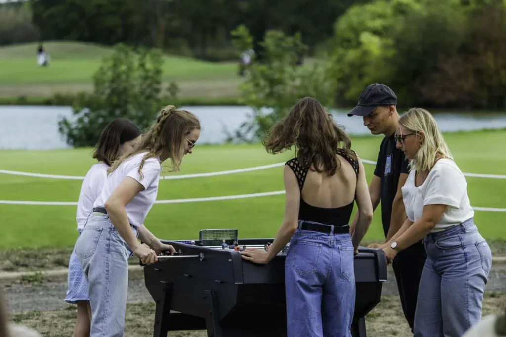 Participants créant du lien pendant une activité d’équipe à Étiolles Country Club