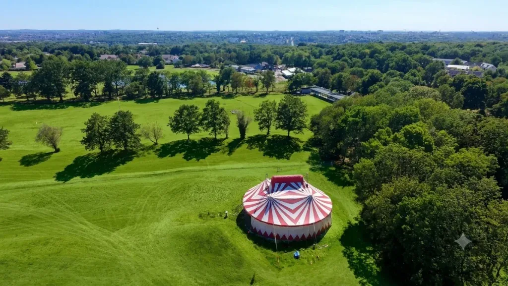 Vue aérienne du chapiteau installé dans le domaine Étiolles