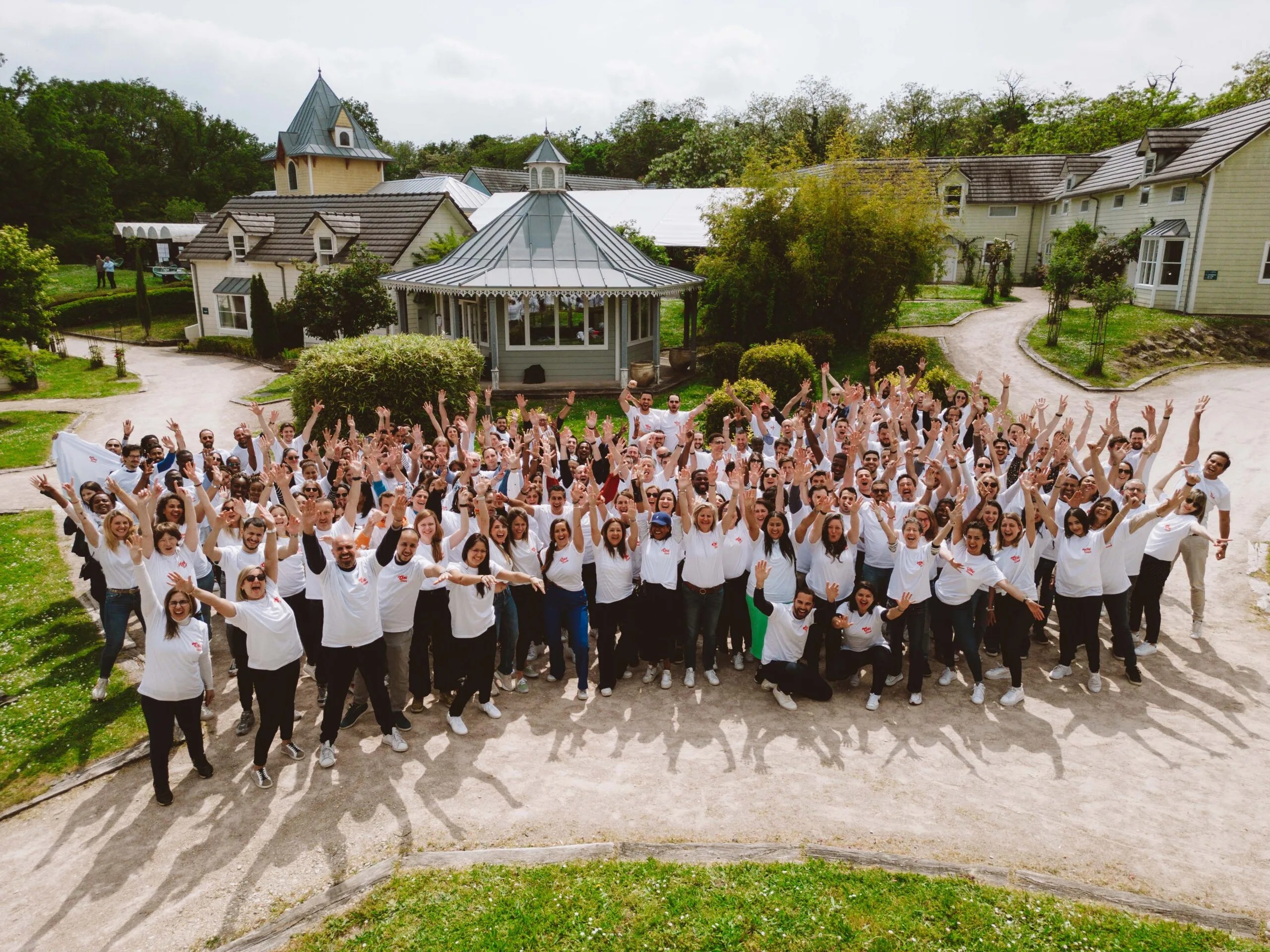 Grand groupe de collaborateurs réuni à Étiolles