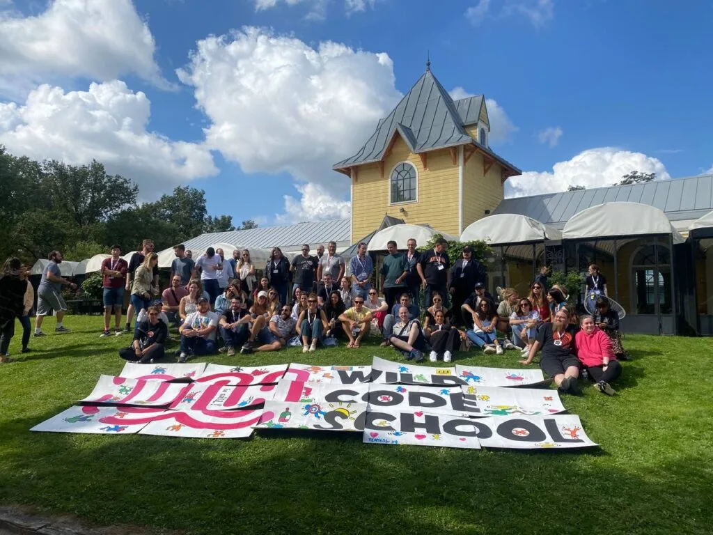 Participants réunis autour d’une fresque géante lors d’un team building à Étiolles