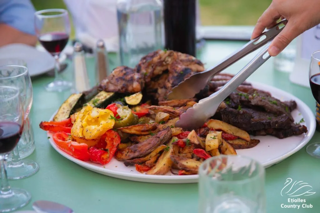 Grillades préparées pour un événement d’entreprise à Étiolles Country Club