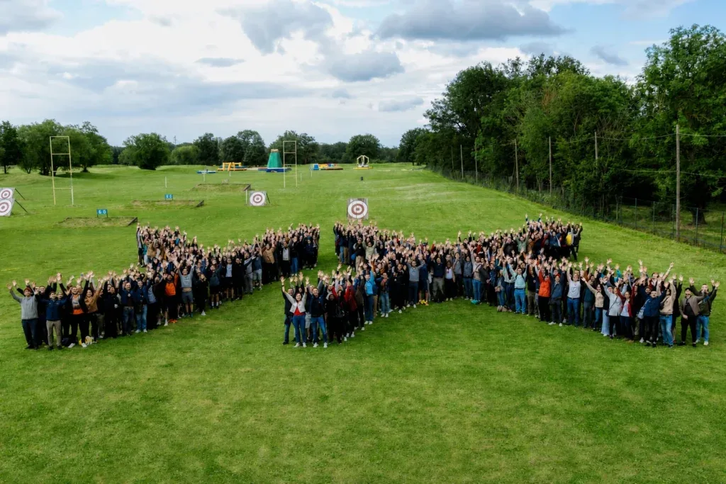 Grand groupe réuni lors d’un séminaire à Étiolles Country Club