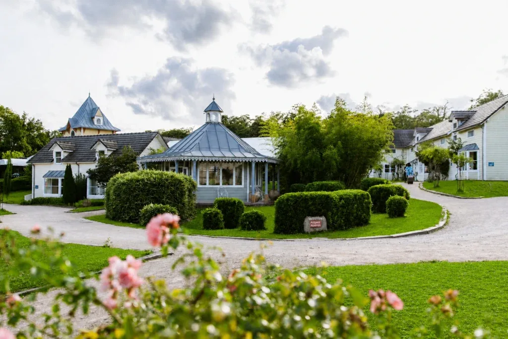 Hébergements du Village au cœur du domaine d’Étiolles