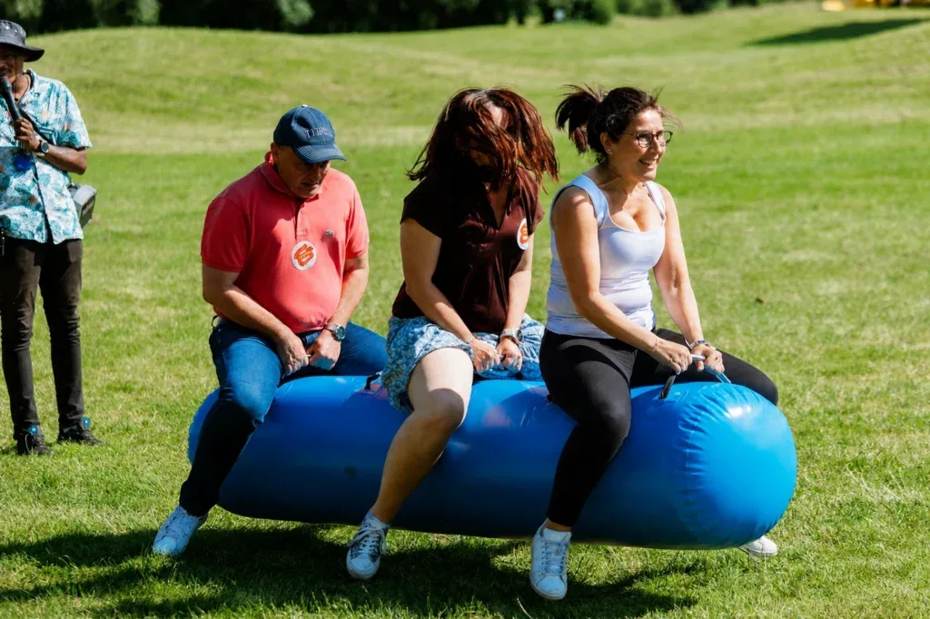 Participants relevant un défi des Jeux du jardin pendant une journée incentive à Étiolles