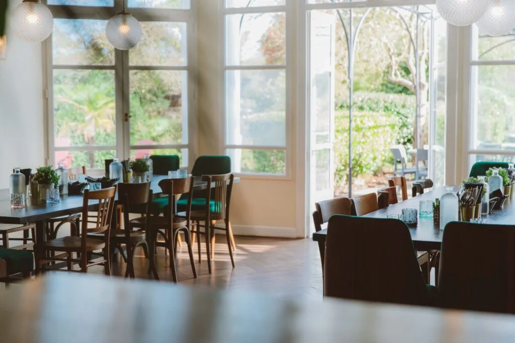 Table dressée pour accompagner le rythme d’un événement d’entreprise à Étiolles Country Club