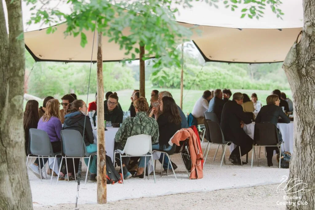 Tente nomade extérieure permettant d’accueillir les participants à Étiolles Country Club