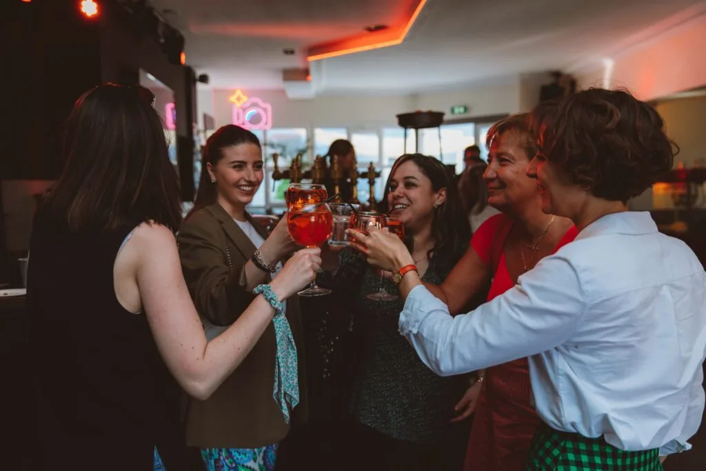 Participants partageant un apéritif lors d’un événement d’entreprise à Étiolles