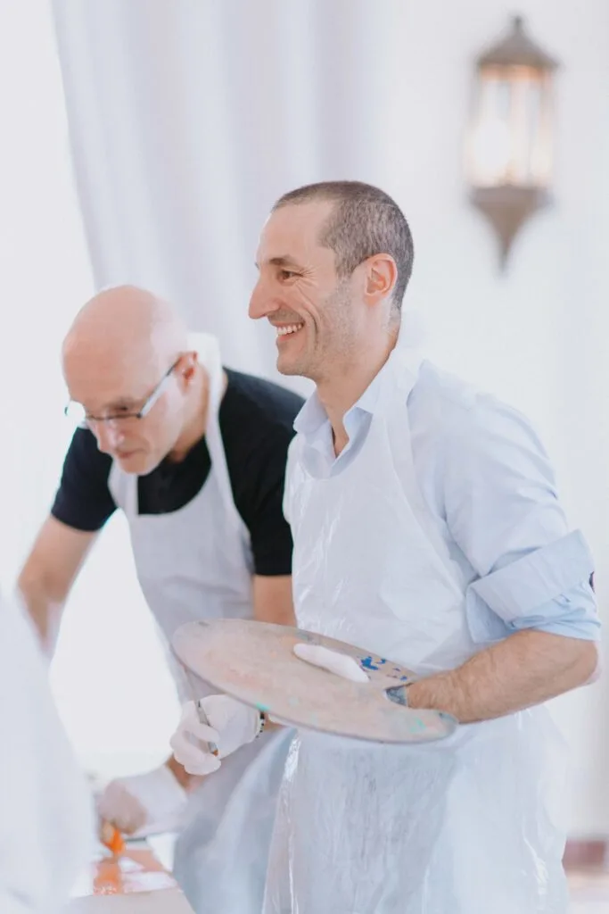 Participante peignant une toile pendant un atelier créatif