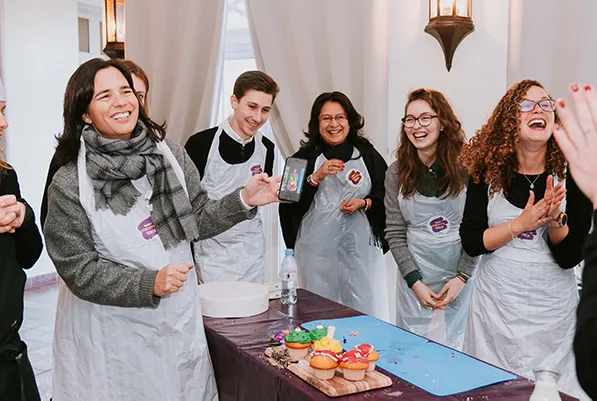 Participants réunis autour d’un atelier culinaire de team building
