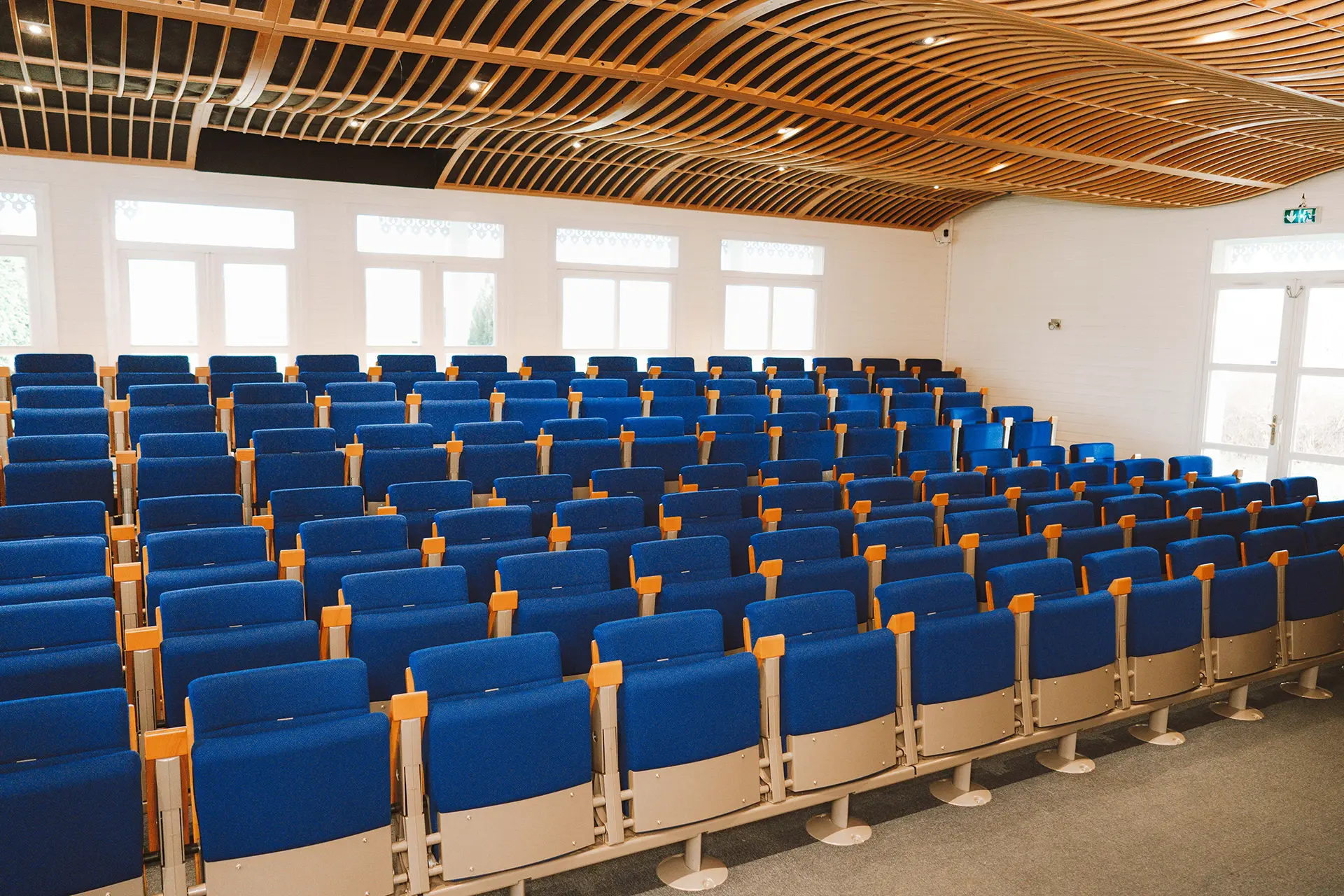 Auditorium équipé pour une présentation d’entreprise