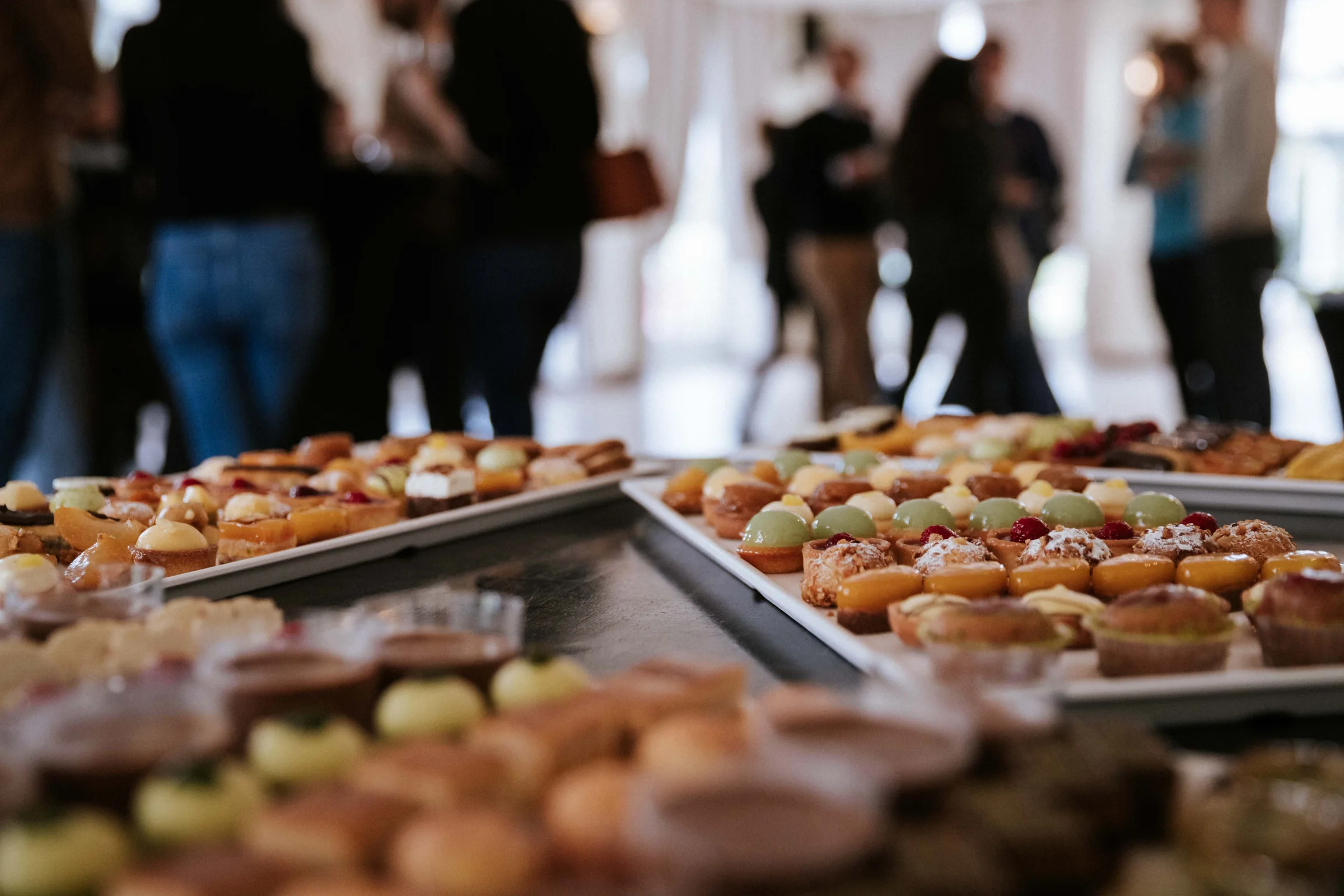 Buffet de viennoiseries préparé pour les participants