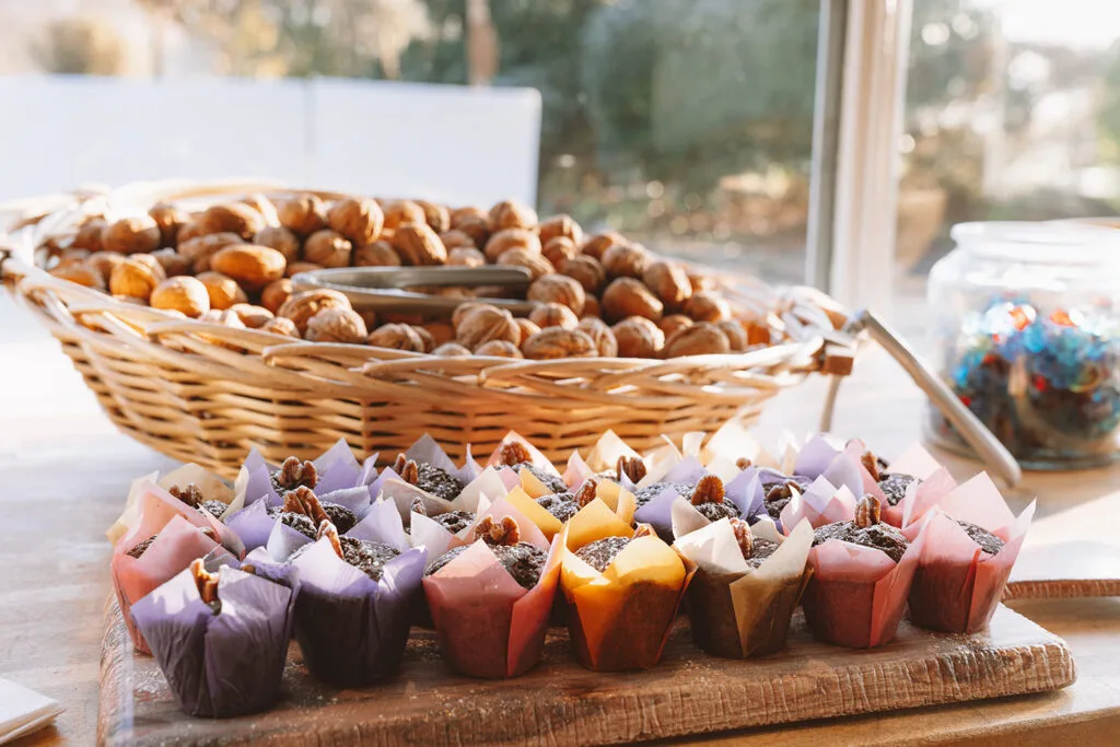 Buffet de viennoiseries préparé pour une pause de séminaire