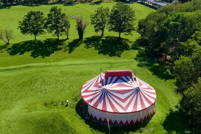 Le chapiteau de 320 m² installé dans le domaine d’Étiolles