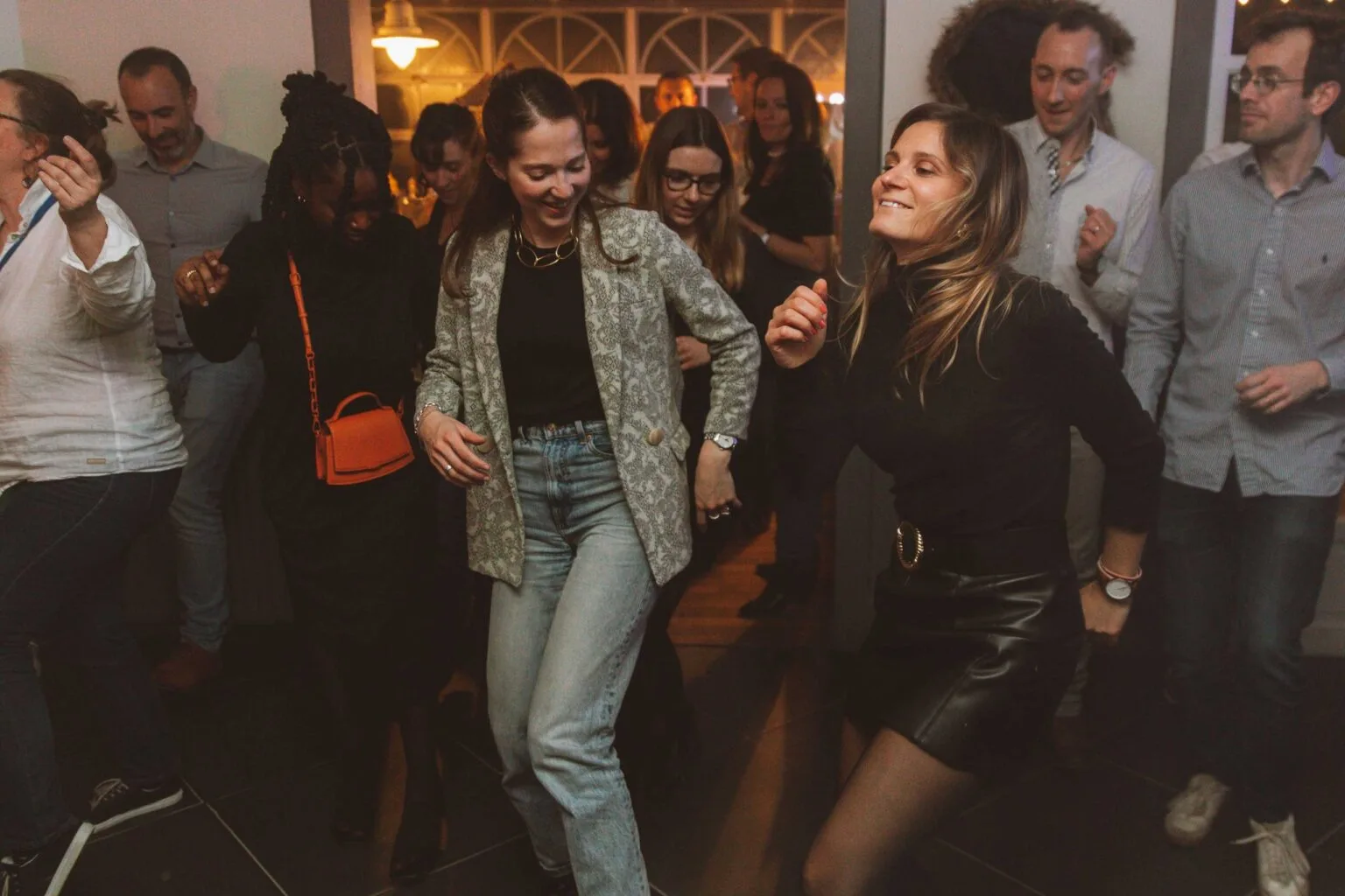 Participants réunis pendant une soirée dansante d’entreprise
