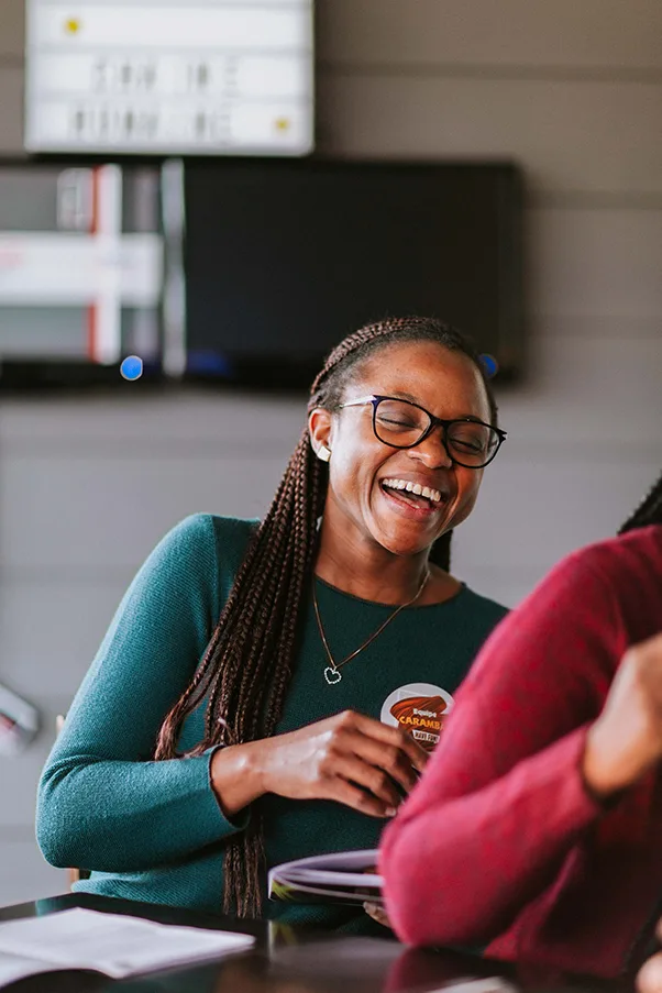 Participante souriante pendant une activité de team building
