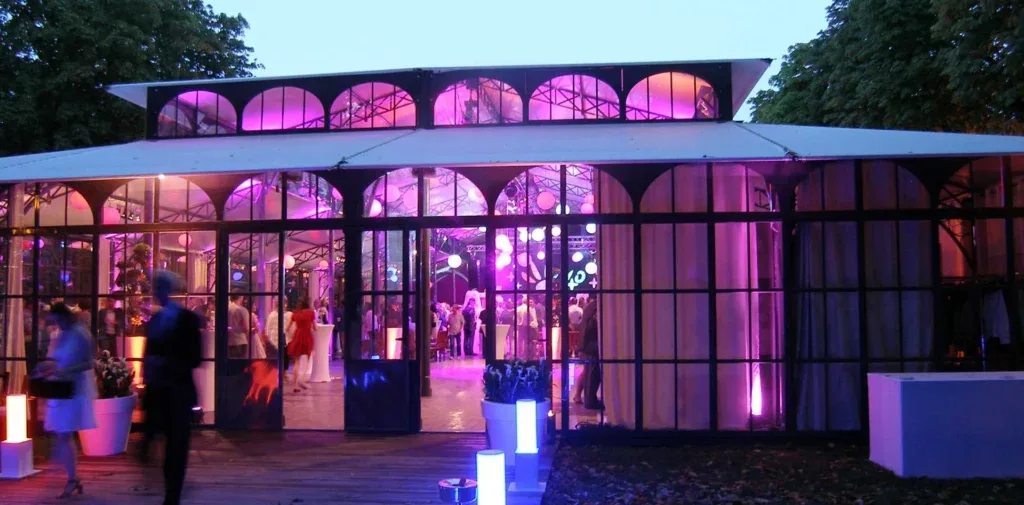 La Grande Orangerie illuminée pendant une soirée d’entreprise