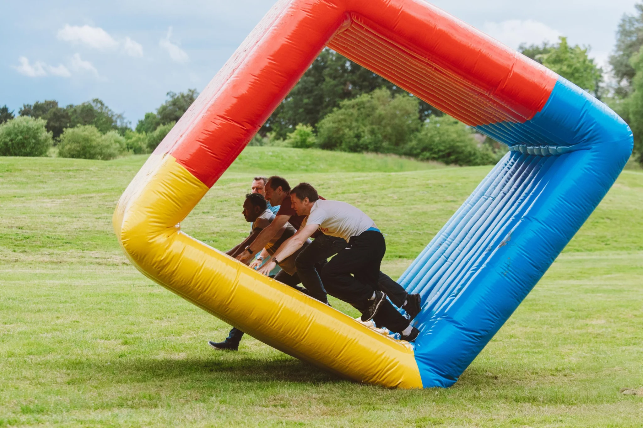 Équipe participant à un challenge incentive en extérieur