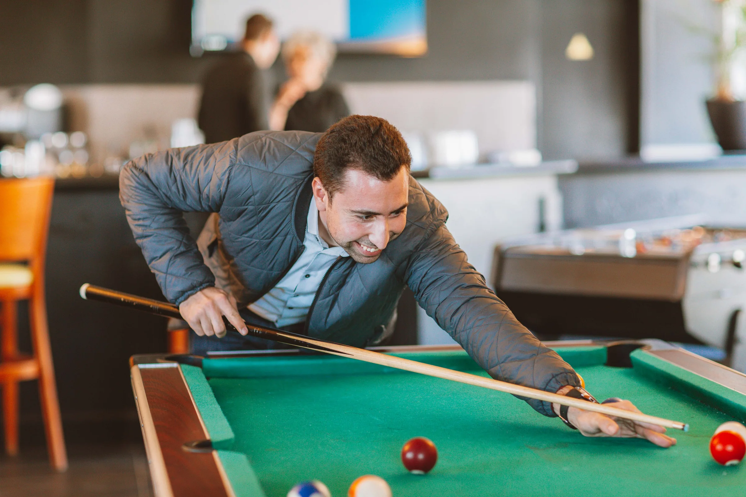 Participant jouant au billard pendant un moment de détente