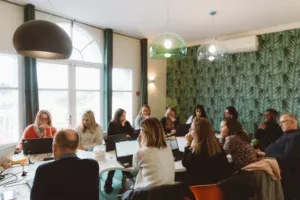 Participants réunis dans une salle de travail à Étiolles