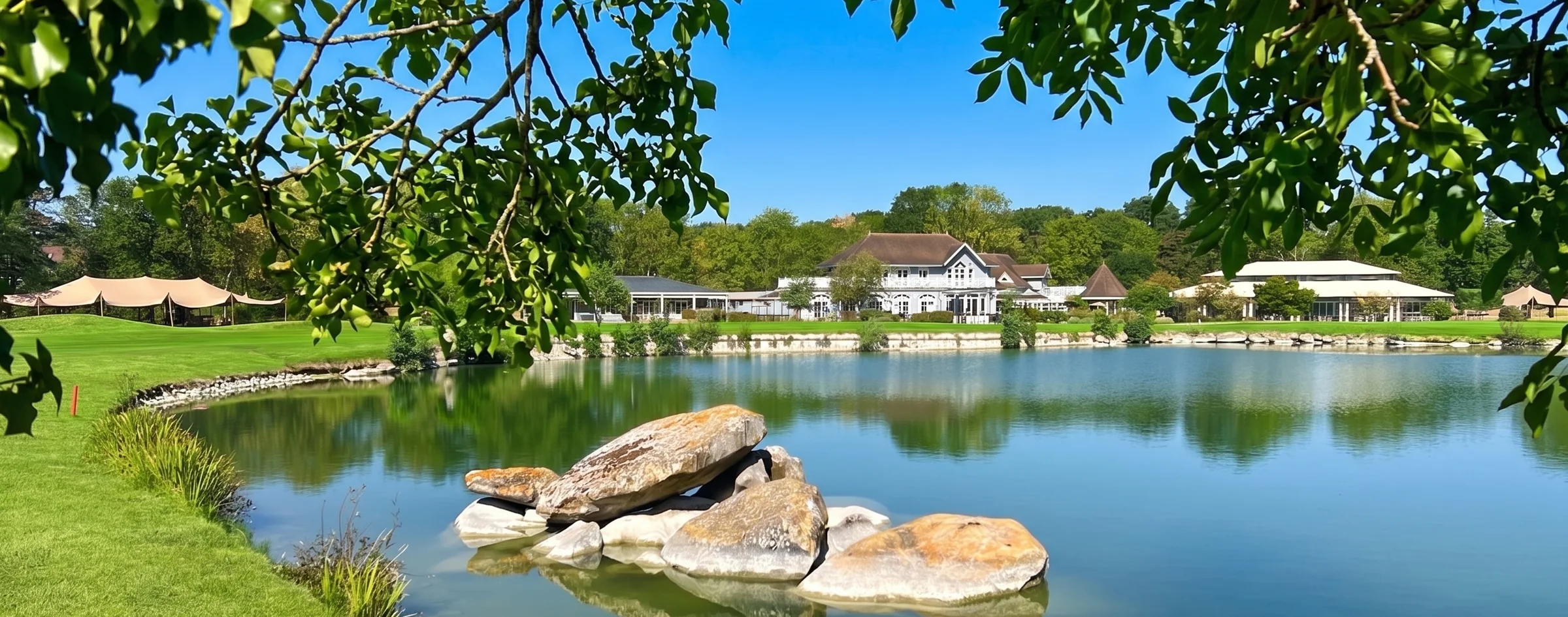 Vue du Club House d’Étiolles et du lac depuis le parc