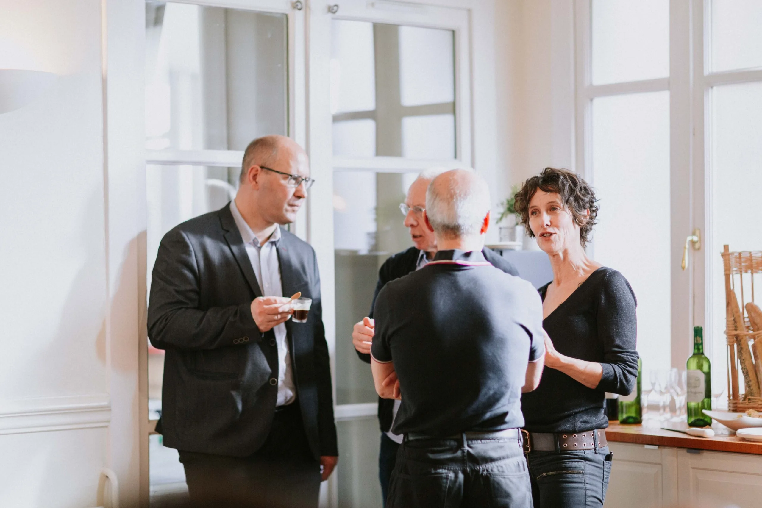 Échanges informels entre participants pendant un séminaire de direction