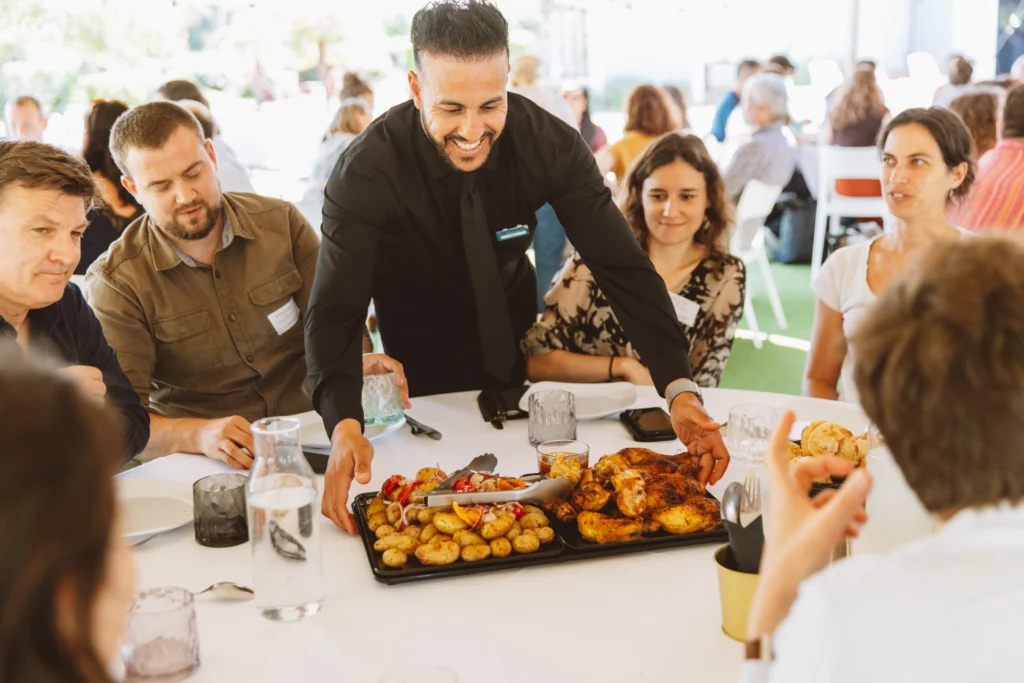 Participants partageant un repas à Étiolles