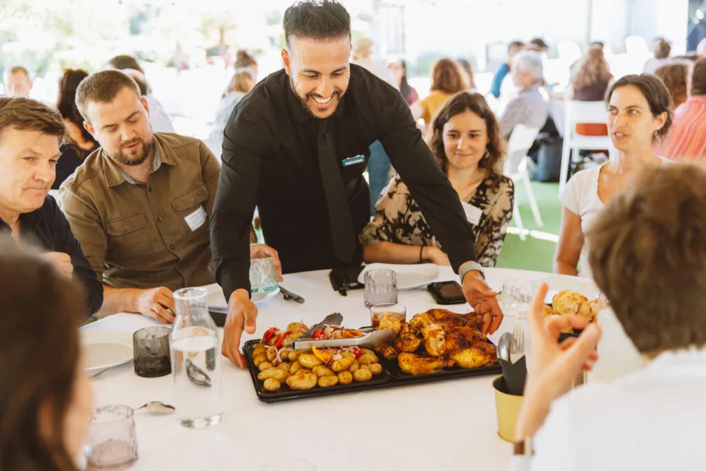 Repas partagé pendant une journée d’étude à Étiolles Country Club