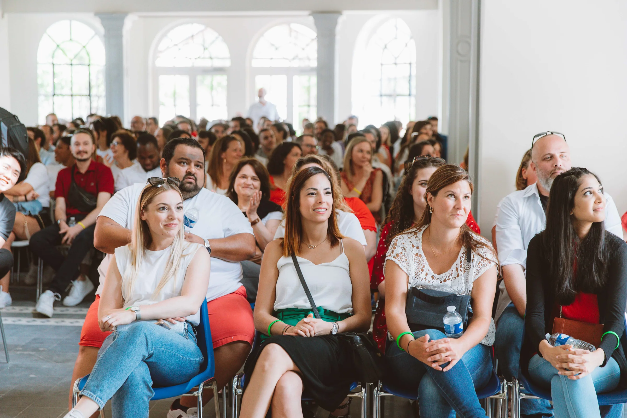 Participants réunis pour une présentation dans une salle lumineuse à Étiolles