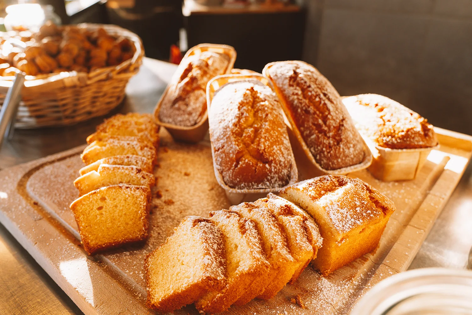 Brioches maison servies pendant une pause gourmande