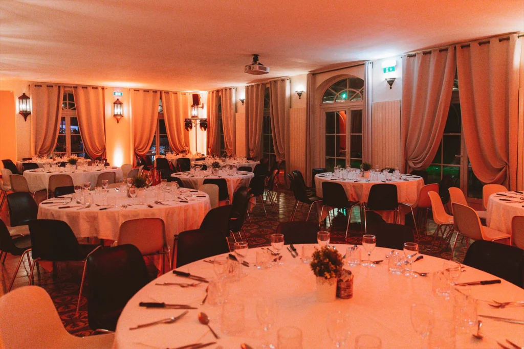 Salle de réception dressée pour un dîner d’entreprise