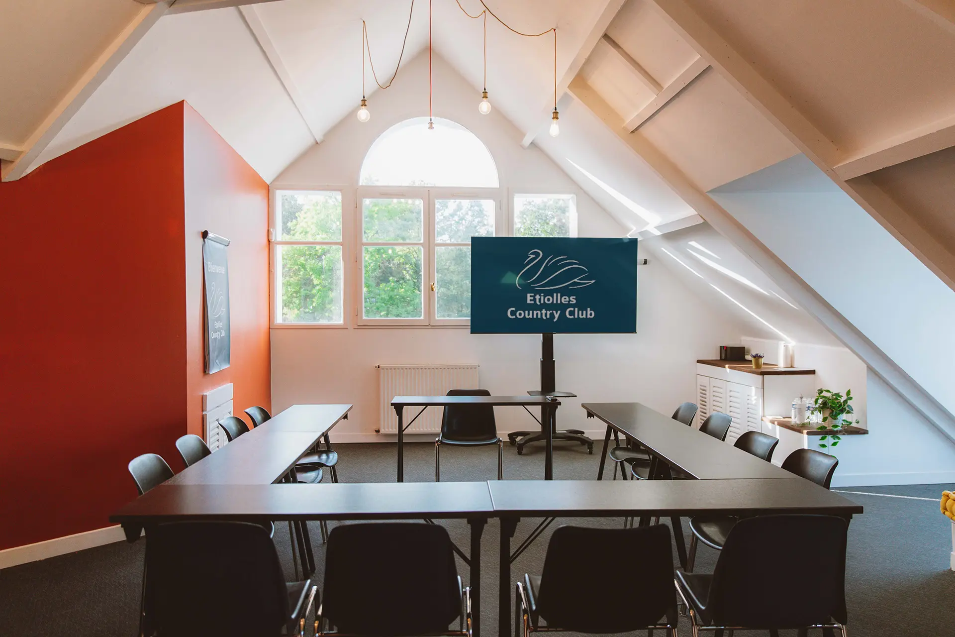 Salle de travail équipée d’un grand écran