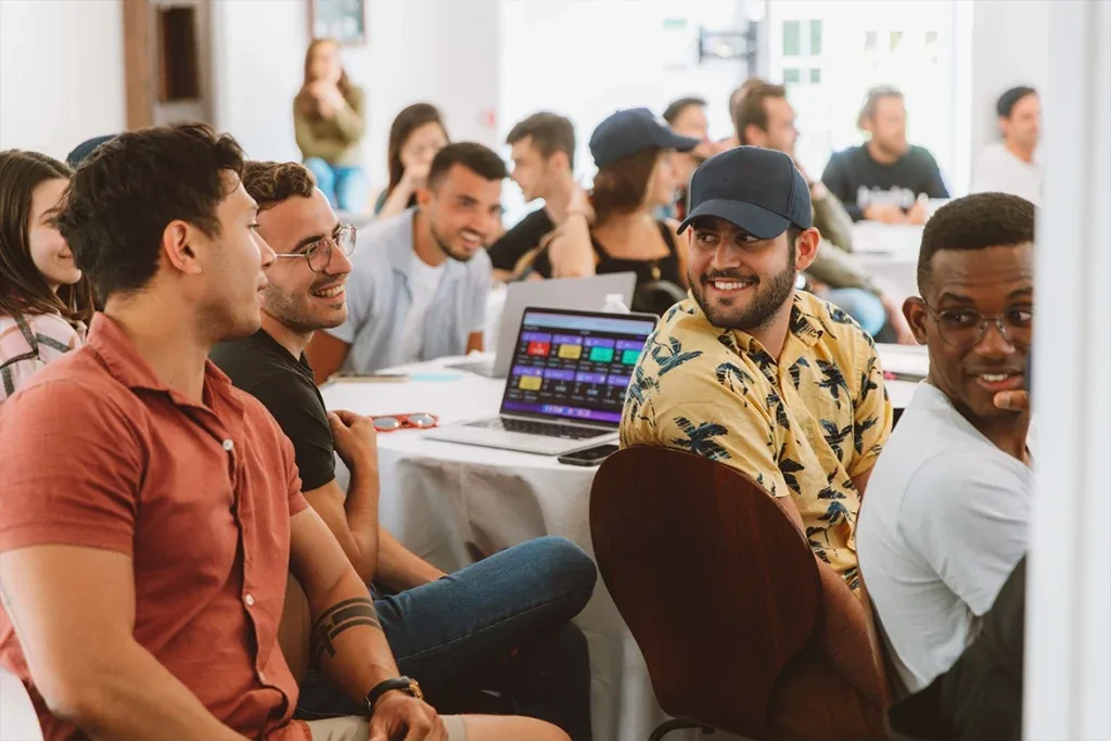 Une salle configurée pour le travail collectif