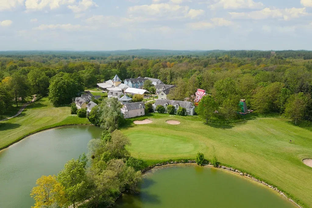 Vue aérienne du village et du domaine d’Etiolles