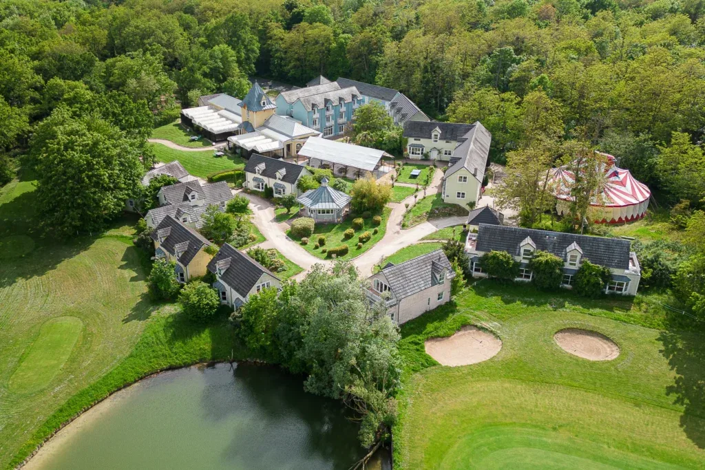 Vue aérienne des hébergements au sein du domaine d’Étiolles