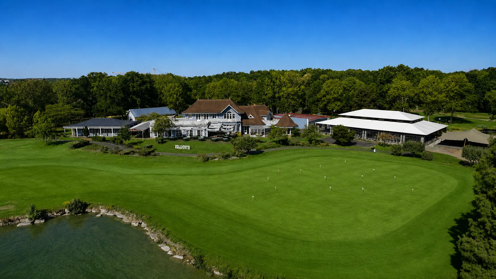 Vue aérienne du domaine et du Club House de l’Étiolles Country Club